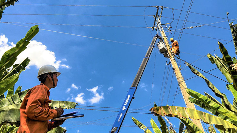 Nhân viên điện lực các tỉnh phía nam kiểm tra hệ thống điện, bảo đảm các phương án cấp điện an toàn trong mùa mưa bão 2023.