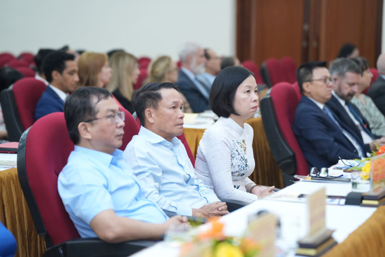 Các đại biểu tham dự buổi lễ. Các đại biểu tham dự buổi lễ.