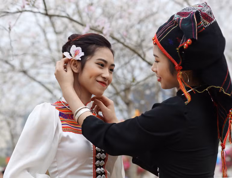 Hoa ban tôn thêm vẻ đẹp duyên dáng của các thiếu nữ dân tộc Thái.