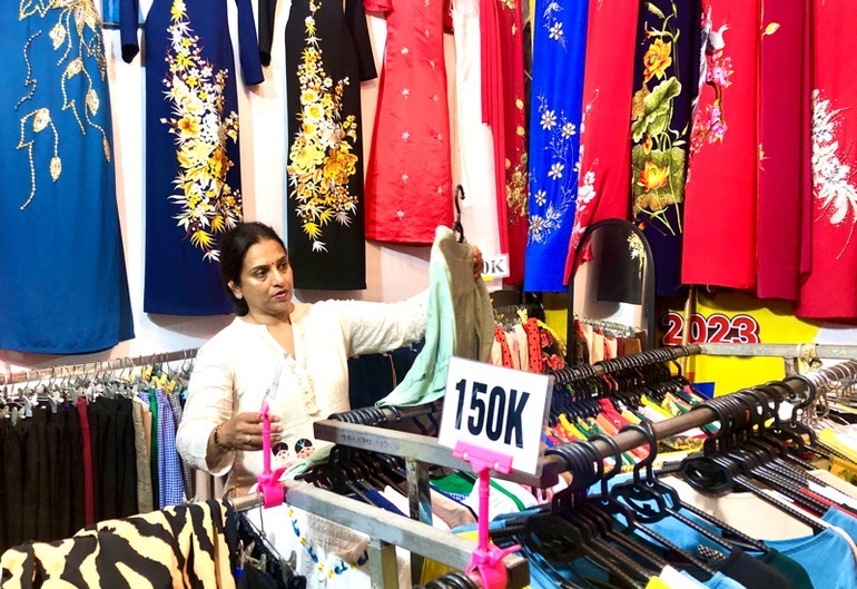 Sự kiện cũng thu hút nhiều khách nước ngoài tới tham quan, mua sắm. Sự kiện cũng thu hút nhiều khách nước ngoài tới tham quan, mua sắm.