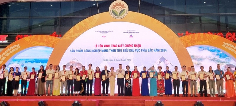 Ban Tổ chức tôn vinh và trao giấy chứng nhận sản phẩm công nghiệp nông thôn tiêu biểu khu vực phía bắc cho các đơn vị.