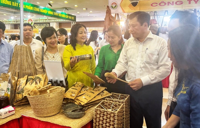 Các đại biểu tham quan gian hàng tại Hội chợ.