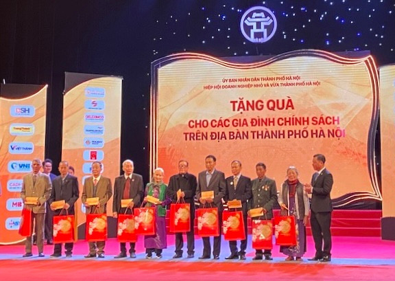 Nhân dịp này, các doanh nghiệp cũng đã đóng góp cho chương trình An sinh xã hội trên địa bàn thành phố, tặng quà cho các gia đình chính sách.