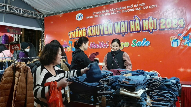 Người tiêu dùng mua sắm các sản phẩm giảm giá trong chương trình.