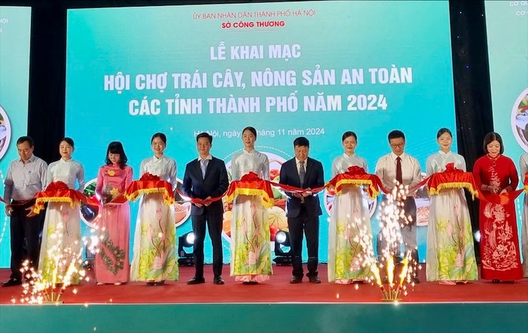 Các đại biểu cắt băng khai mạc chương trình.
