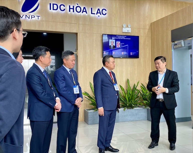 Lãnh đạo thành phố Hà Nội đi tham quan Trung tâm dữ liệu chính của thành phố.