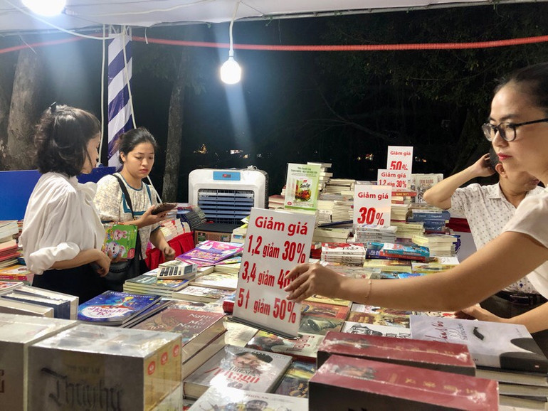 Nhiều chương trình giảm giá khuyến khích người dân mua và đọc sách.