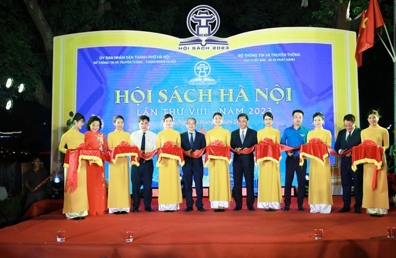 Các đại biểu cắt băng khai mạc Hội sách Hà Nội năm 2023.