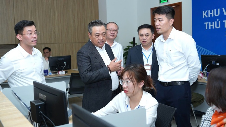 Đồng chí Trần Sỹ Thanh kiểm tra thực tế tại Chi nhánh số 1 thuộc Trung tâm Phục vụ hành chính công thành phố Hà Nội. Đồng chí Trần Sỹ Thanh kiểm tra thực tế tại Chi nhánh số 1 thuộc Trung tâm Phục vụ hành chính công thành phố Hà Nội.