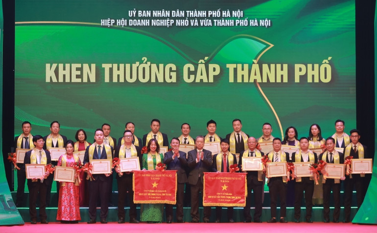 Các doanh nghiệp, doanh nhân xuất sắc nhận khen thưởng cấp thành phố.