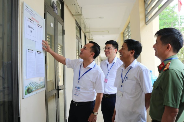 Ban chỉ đạo thi và tuyển sinh năm học 2023-2024 huyện Quốc Oai kiểm tra các điểm thi.