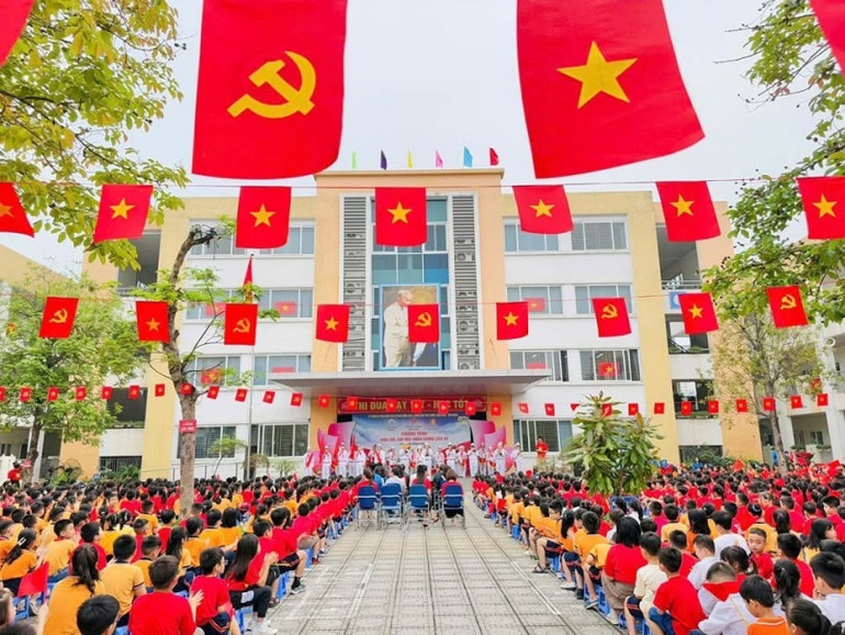 Sân Trường tiểu học Đoàn Kết trang hoàng cờ đỏ.