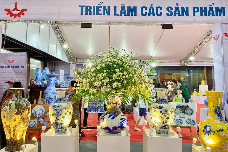 Các sản phẩm của gốm sứ Bát Tràng ngày càng được người tiêu dùng trong và ngoài nước đón nhận.