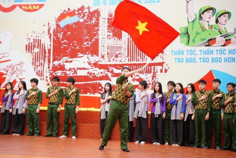 Tiết mục Đất nước đứng lên do các em học sinh Trường THPT Huỳnh Thúc Kháng biểu diễn.