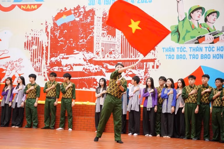 Tiết mục Đất nước đứng lên do các em học sinh Trường THPT Huỳnh Thúc Kháng biểu diễn.