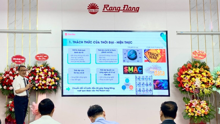PGS. TS Nguyễn Văn Minh trình bày về chuyển đổi số tại Techday 11. PGS. TS Nguyễn Văn Minh trình bày về chuyển đổi số tại Techday 11.