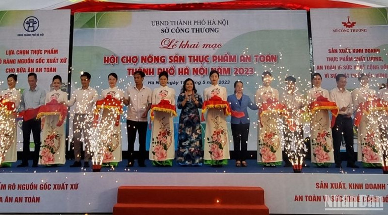 Các đại biểu cắt băng khai mạc Hội chợ Nông sản thực phẩm an toàn.