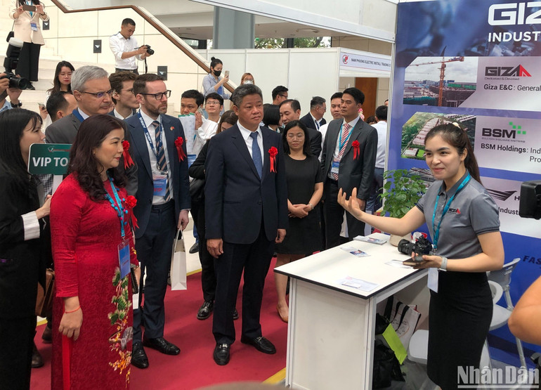 Lãnh đạo thành phố Hà Nội tham quan các gian hàng tại Hội chợ.