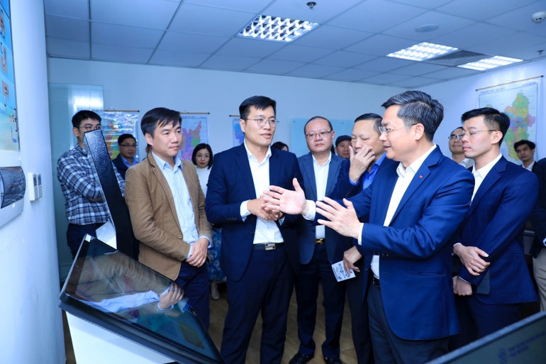 Phó Chủ tịch Ủy ban nhân dân thành phố Hà Nội Hà Minh Hải chỉ đạo việc triển khai. Phó Chủ tịch Ủy ban nhân dân thành phố Hà Nội Hà Minh Hải chỉ đạo việc triển khai.