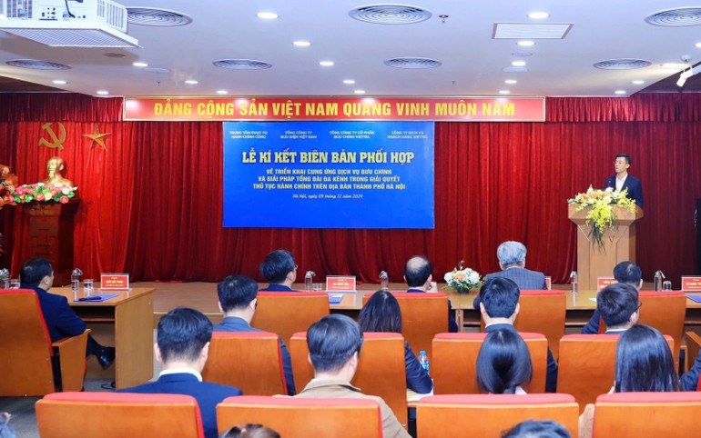 Lãnh đạo Trung tâm hành chính công trình bày về việc triển khai xã hội hóa dịch vụ hành chính công. Lãnh đạo Trung tâm hành chính công trình bày về việc triển khai xã hội hóa dịch vụ hành chính công.