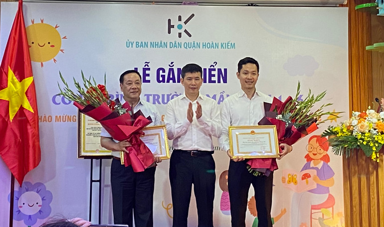 Lãnh đạo quận Hoàn Kiếm trao tặng Bằng khen cho các tập thể, cá nhân có thành tích trong triển khai dự án xây dựng, cải tạo Trường Mầm non 1-6.