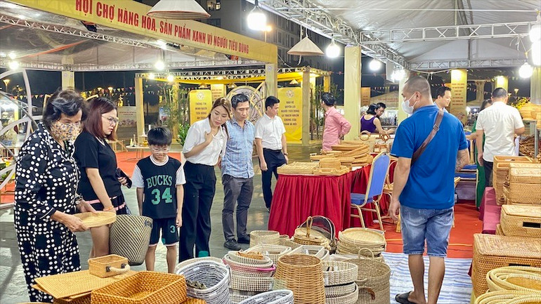 Hội chợ thu hút đông đảo người tiêu dùng tới tham quan, mua sắm.