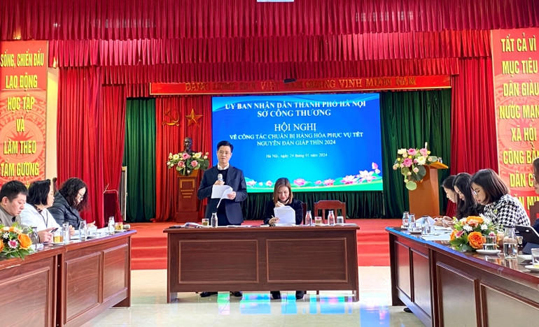 Lãnh đạo Sở Công thương Hà Nội báo cáo về thị trường Tết trên địa bàn.