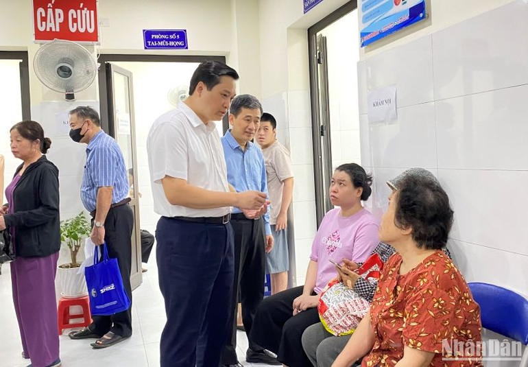 Lãnh đạo quận Hoàn Kiếm thăm hỏi người dân tới khám.