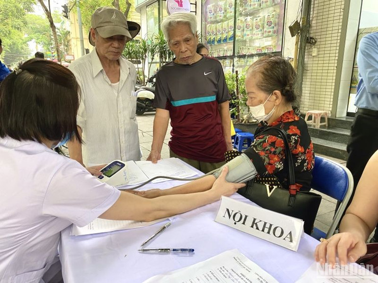 Hoạt động khám chữa bệnh, chăm sóc sức khỏe được đông đảo người dân quan tâm.