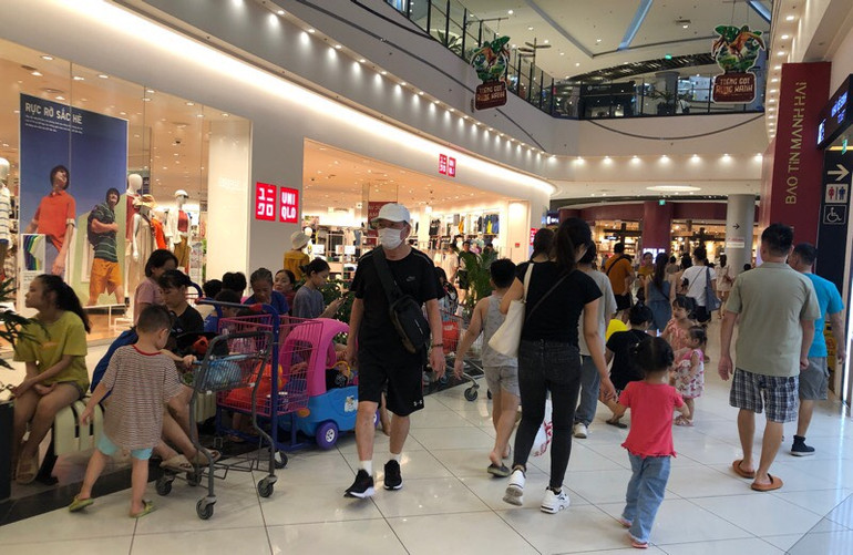 Trung tâm thương mại Aeon Long Biên tấp nập khách "trốn nóng" trong ngày 3/6. Trung tâm thương mại Aeon Long Biên tấp nập khách "trốn nóng" trong ngày 3/6.