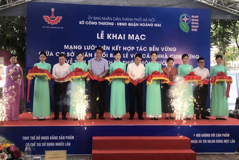 Cắt băng khai mạc chương trình.