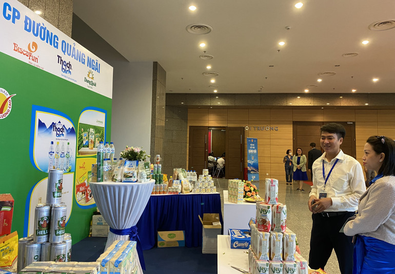 Khách tham quan được giới thiệu hình ảnh và sản phẩm OCOP của tỉnh Quảng Ngãi.