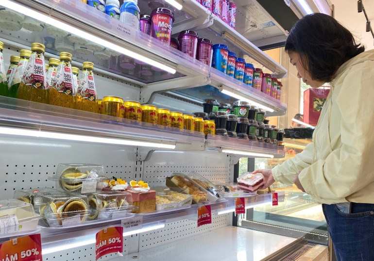 Các loại bánh kẹo có mức giảm giá 50% so với bình thường tại cửa hàng Sapo Bakery.