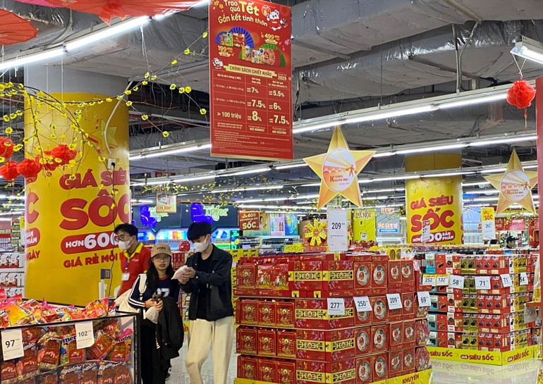 Người tiêu dùng mua sắm hàng hóa Tết tại siêu thị Winmart Royal City.