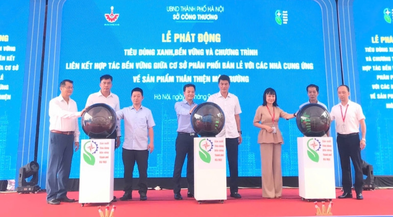 Các đại biểu thực hiện nghi thức phát động chương trình.