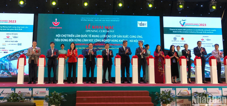 Các đại biểu cắt băng khai mạc Hội chợ triển lãm.