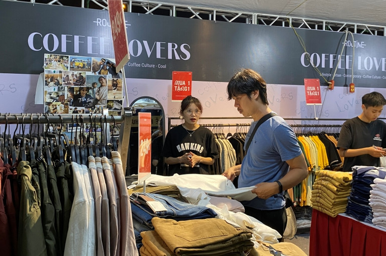 Bên cạnh giới thiệu sản phẩm, các doanh nghiệp tham gia cũng áp dụng nhiều chương trình ưu đãi hấp dẫn cho khách tham quan, mua sắm.