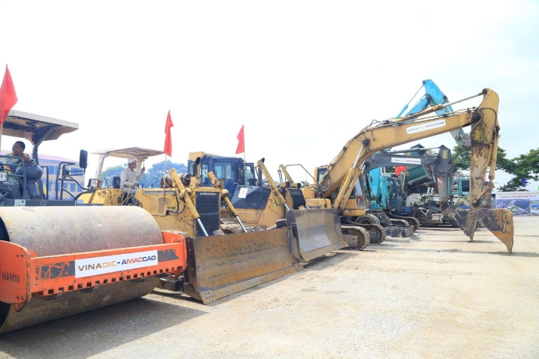 Máy móc, thiết bị phục vụ việc khởi công, xây dựng các cụm công nghiệp.