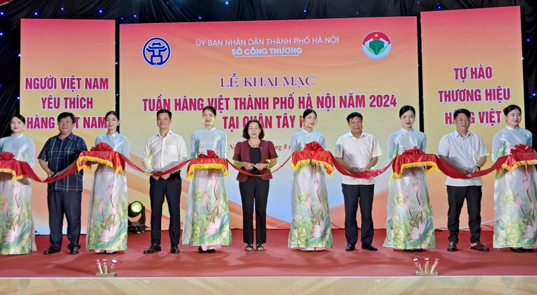 Các đại biểu thực hiện nghi thức khai mạc chương trình.