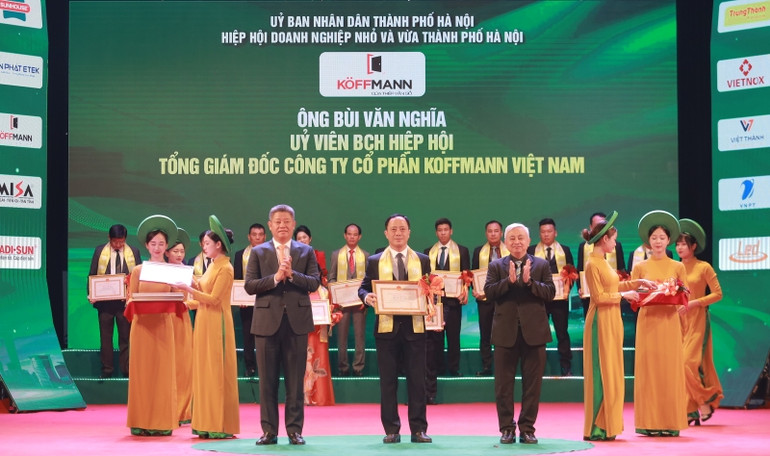 Lãnh đạo thành phố Hà Nội trao tặng bằng khen cho các doanh nghiệp, doanh nhân tiêu biểu.