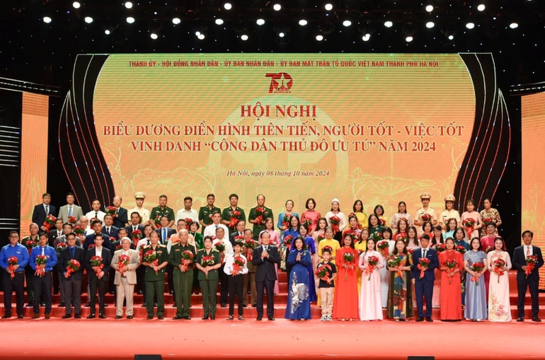 Lãnh đạo thành phố hà Nội biểu dương và trao tặng hoa chúc mừng 70 điển hình tiên tiến, người tốt, việc tốt đại diện cho gần 700 điển hình tiên tiến, người tốt, việc tốt của Thủ đô được khen thưởng năm 2024. (Ảnh: TRẦN HẢI) Lãnh đạo thành phố hà Nội biểu dương và trao tặng hoa chúc mừng 70 điển hình tiên tiến, người tốt, việc tốt đại diện cho gần 700 điển hình tiên tiến, người tốt, việc tốt của Thủ đô được khen thưởng năm 2024. (Ảnh: TRẦN HẢI)