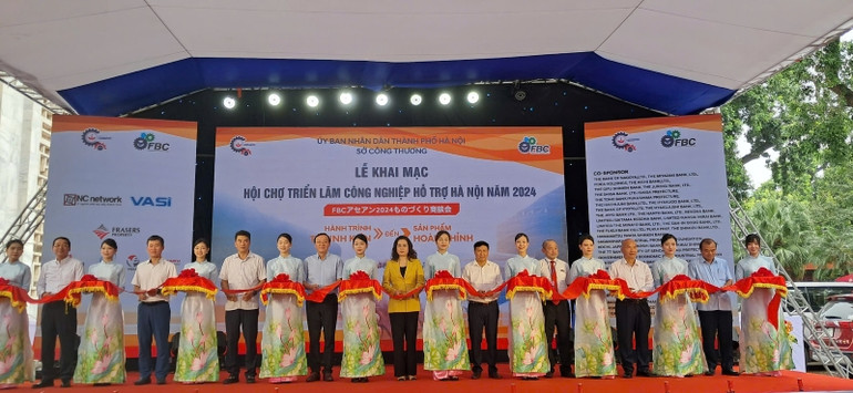 Các đại biểu thực hiện nghi thức cắt băng khai mạc chương trình.