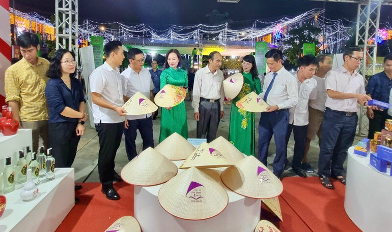 Các sản phẩm OCOP trưng bày, quảng bá tại Tuần hàng.