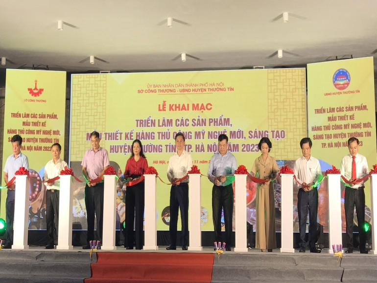 Các đại biểu cắt băng khai mạc triển lãm.