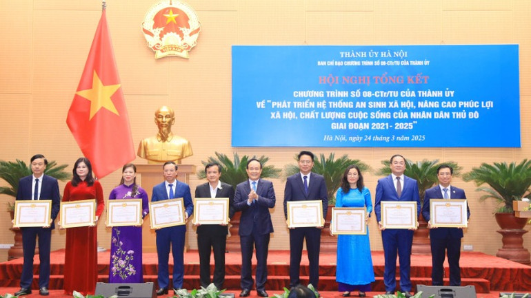 Lãnh đạo Thành ủy Hà Nội trao bằng khen cho các tập thể và cá nhân.