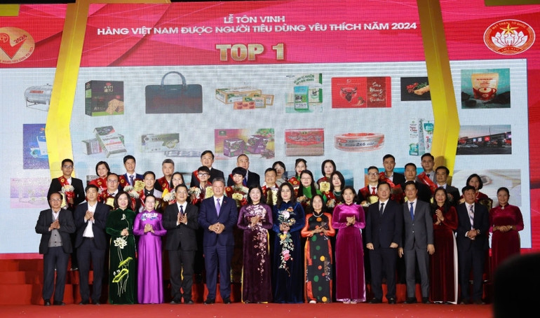 Lãnh đạo thành phố Hà Nội trao giấy chứng nhận TOP 1 Hàng Việt Nam được người tiêu dùng yêu thích cho các doanh nghiệp.