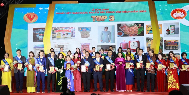 TOP 3 các doanh nghiệp đoạt giải trong chương trình bình chọn.