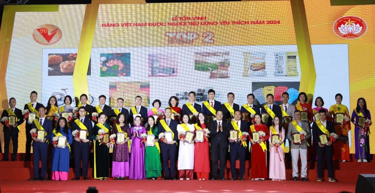 Đại diện các doanh nghiệp có sản phẩm nằm trong TOP 2 nhận giải thưởng.