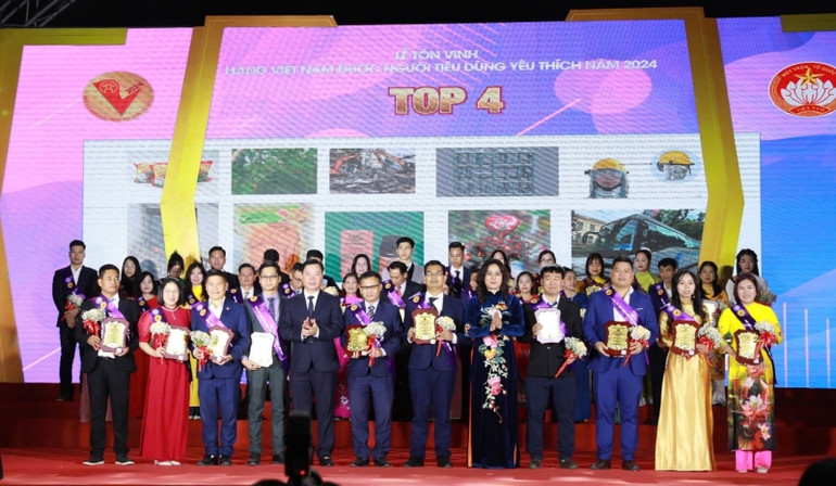 Các doanh nghiệp có các sản phẩm nằm trong TOP 4 nhận giải thưởng.