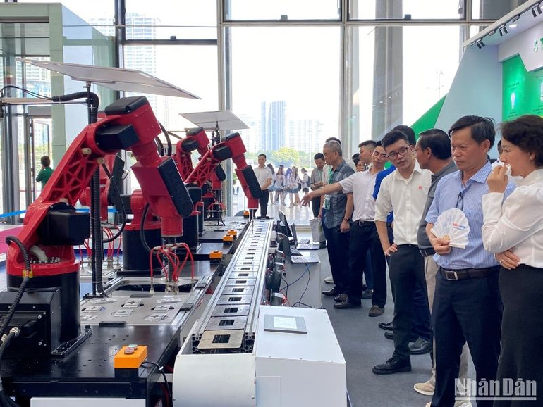 Mô hình ứng dụng robot trong sản xuất của Rạng Đông.